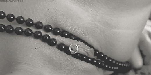 090 gif-картинка женской стимуляции половых губ ожерельем