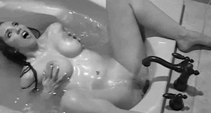 голая женщина в ванне безуспешно мастурбирует пальцами, женский оргазм гифка