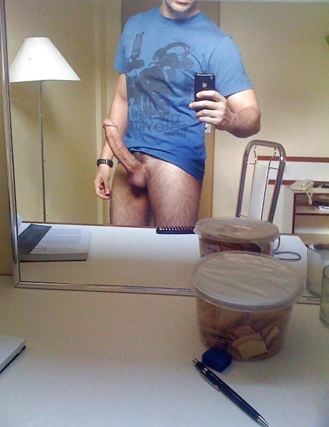 селфи перед зеркалом мужчины без трусов с торчащим большим пенисом, фото большого члена