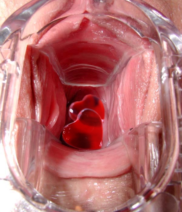 Сердечки во влагалище в вагинальном расширителе  , фото женской письки