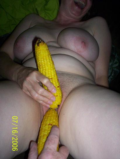 зрелая женщина с кукурузными початками во влагалище, порно зрелая женщина, фото эротика зрелой женщины