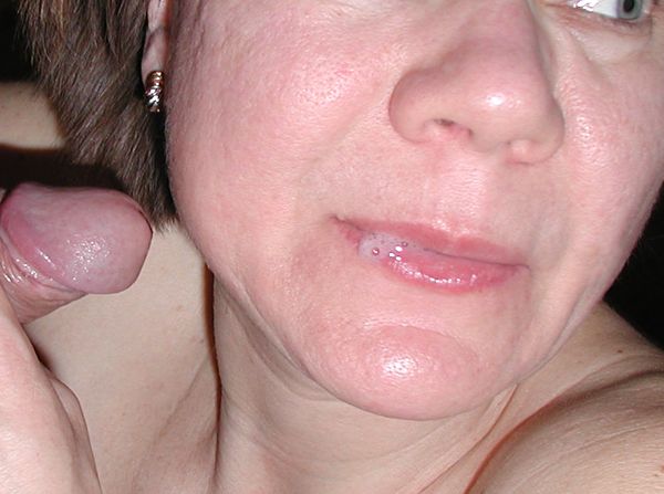 фото женщины со спермой на губах - проглотите вырвавшуюся из члена сперму
