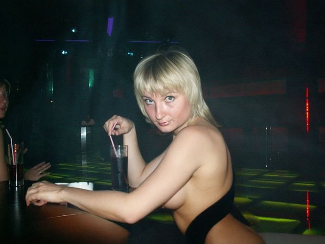 подвыпившая девушка разделась до гола в баре отеля фото 85