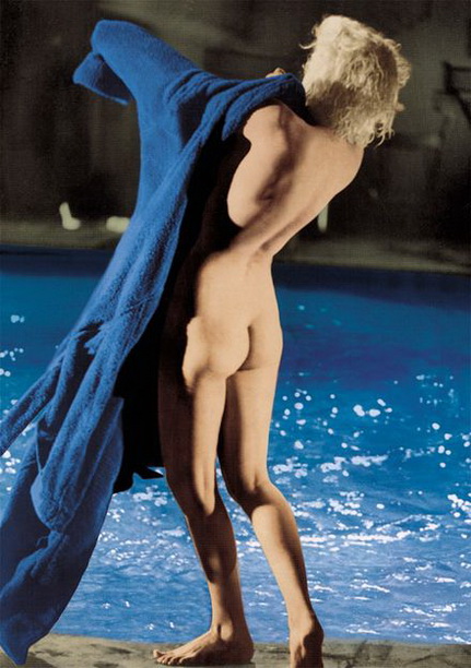 011 эротическое фото,  Мерлин Монро с голым задом занимается интимными вещами 