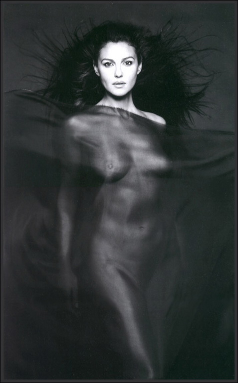 004 эротическое фото,  Моника Белуччи в неглиже позирует демонстрируя свое сексуальное тело