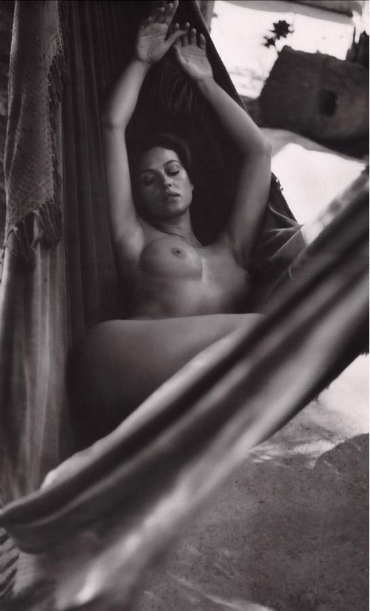 011 эротическое фото,  Моника Белуччи с голым задом занимается интимными вещами 
