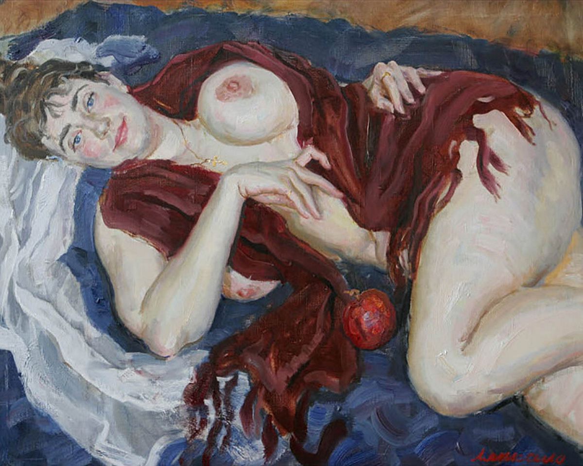 голубоглазая толстушка лежит на кровати с плодом граната, картинка с толстой женщиной