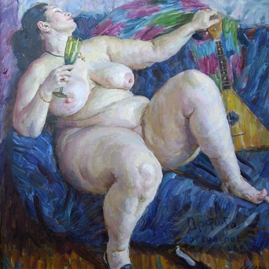 голая толстая баба откинулась на подушки с бокалом вина и балалайкой в руках, картинка с толстой женщиной