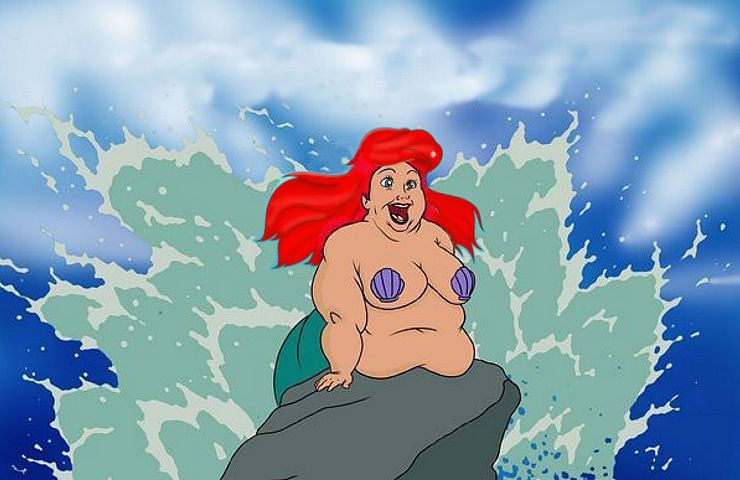 полная Русалочка Ариэль на скале в море, рисунок толстой женщины