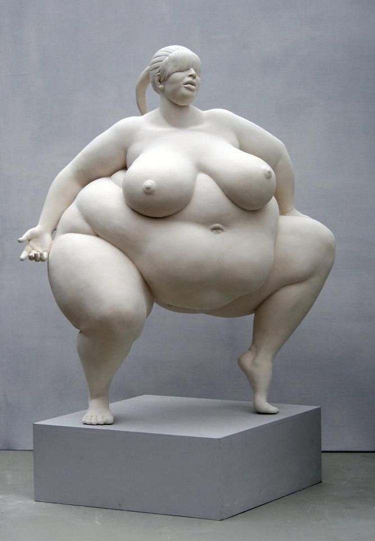 фото скульптуры толстой женщины присевшей по делам