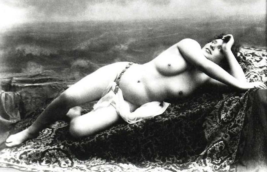 обнаженная рабыня на восточном ковре, голые девушки на ретро фото