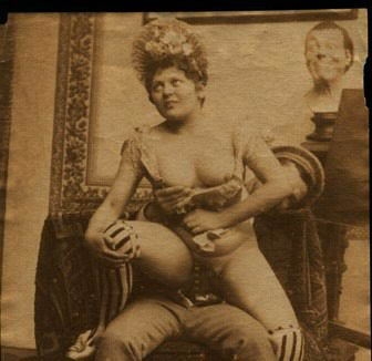 толстая тетка в кокошнике насаживается на большой пенис, ретро фото