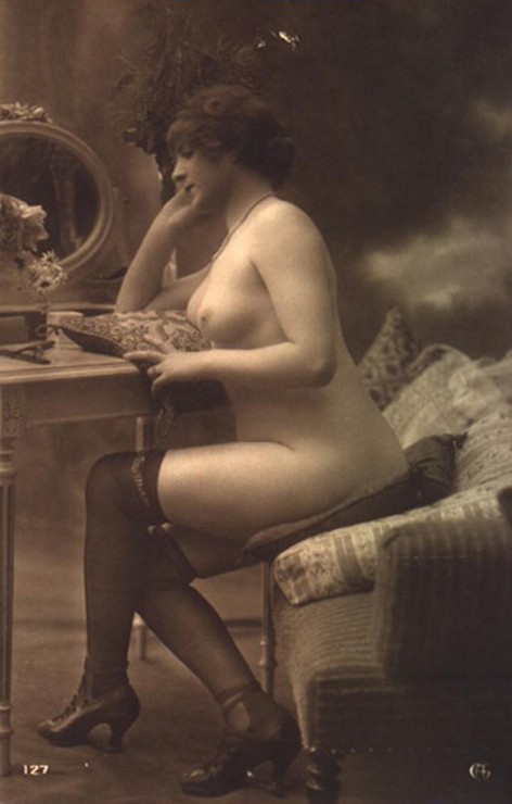 обнаженная полная женщина за туалетным столиком, ретро фото