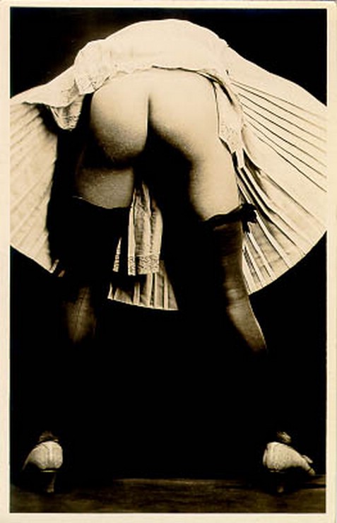 толстая женская попа выглядывает из задранной юбки, ретро фото