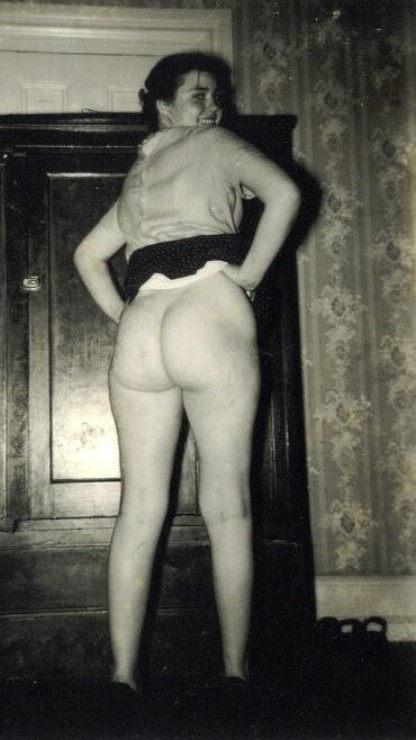 женщина показывает толстую попу, ретро фото