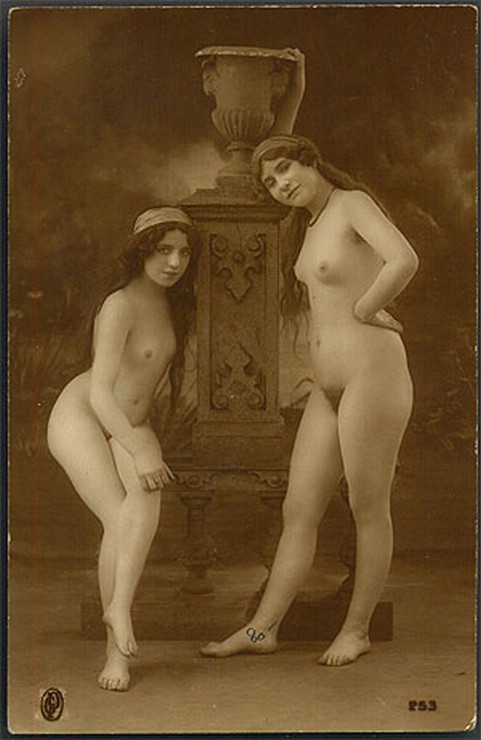 Греческая ваза, фото голой девушки, ретро фото