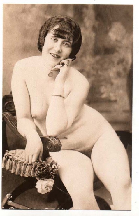голая толстая женщина с розами на кресле, ретро фото