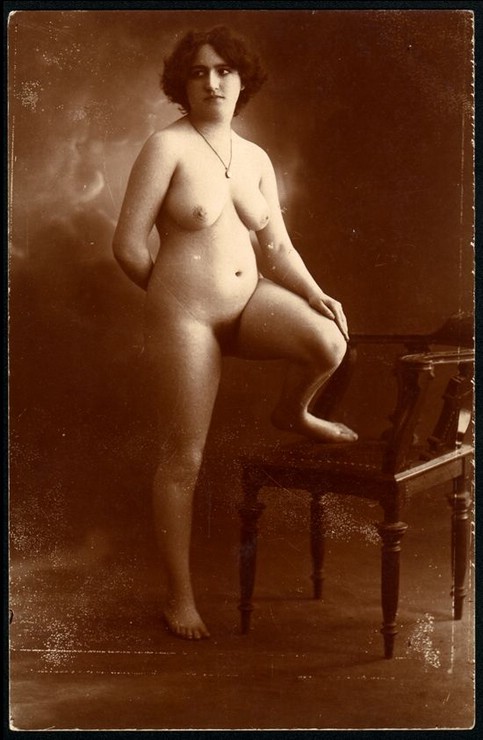 голая толстушка поставила ногу на кресло, фото голой девушки, ретро фото