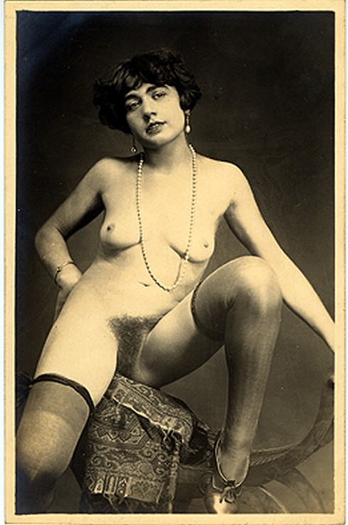 обнаженная девушка с жемчуными украшениями, фото голой девушки, ретро фото