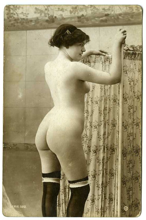 голая девушка с толстой попой за ширмой, ретро фото