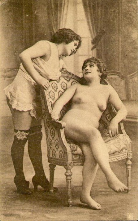 две толстых голых тетки возле кресла, ретро фото