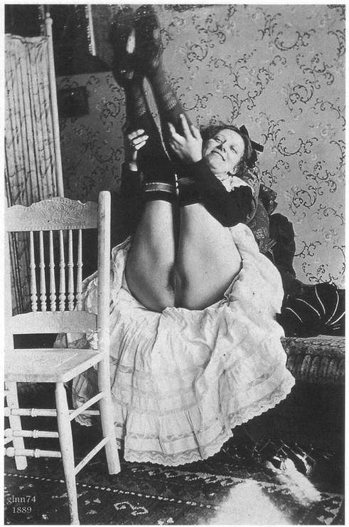 зрелая женщина показывает влагалище задрав ноги кверху, ретро фото