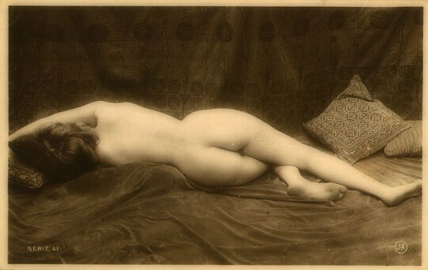 обнаженнная на кровати, фото голой девушки, ретро фото