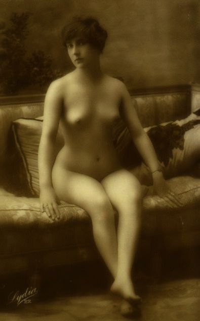 обнаженная сидящая девушка, фото голой девушки, ретро фото