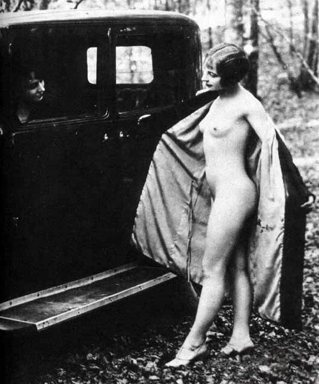 проститутка распахивает плащ на голое тело перед дверцей ретро автомобиля, ретро фото голой мамы
