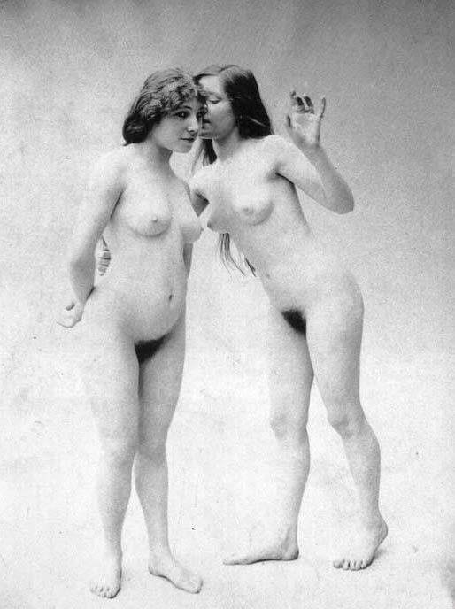 две упитанных девушки стоя голышом делятся секретами, ретро фото голой мамы