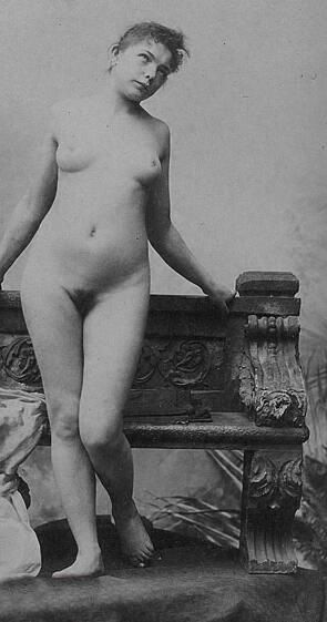 обнаженная девушка с маленькой грудью и гладким телом позирует у скамьи, ретро фото голой мамы