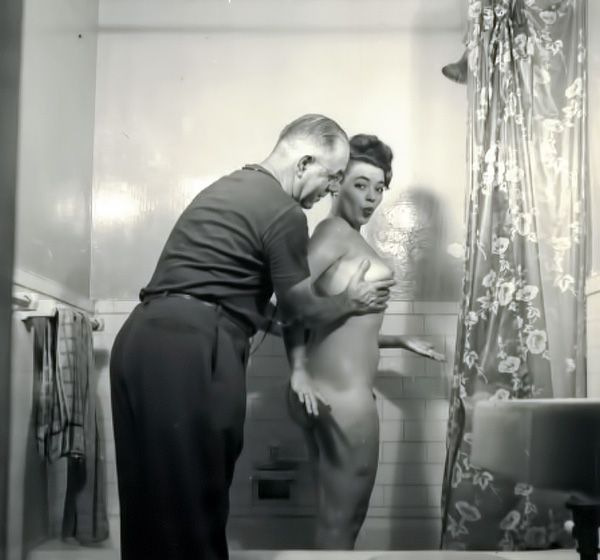 пожилой мужчина тискает сиськи голой девушки стоящей в ванне, ретро фото голой мамы