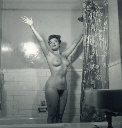 хорошенькая голая девушка с приятными формами стоит в ванне под душем, ретро фото голой мамы