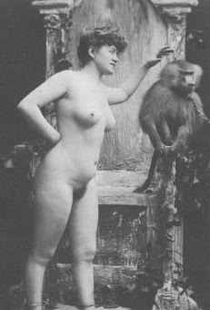 голая пузатая женщина с обезьяной, ретро фото голой мамы