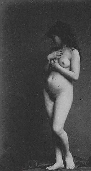 голая пузатая девушка позирует стоя держа одну грудь руками, ретро фото голой мамы