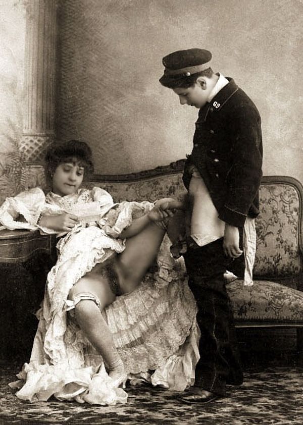 хозяйка держит за член молодого посыльного. порно начала 20-го века, ретро фото голой мамы