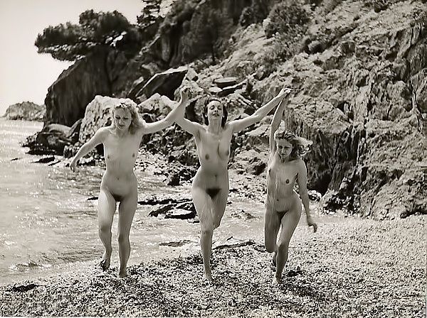 три голеньких девушки бегут по пляжу от моря, ретро фото голой мамы