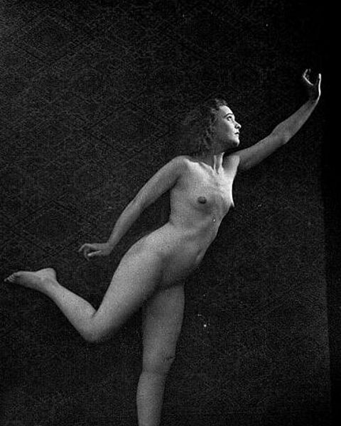 голая девушка тянется за луной - художественное фото начала 20-го века, ретро фото голой мамы