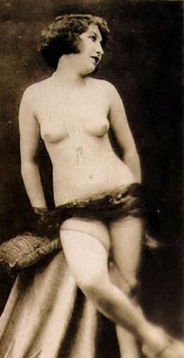 обнаженная женщина 19-го века позирует прикрывая лобок шалью, ретро фото голой мамы