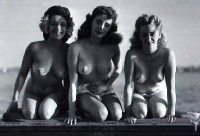 три голых любительницы сидят на коленях на фоне моря, ретро фото голой мамы