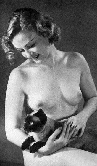 голая девушка с кошкой, ретро фото голой мамы