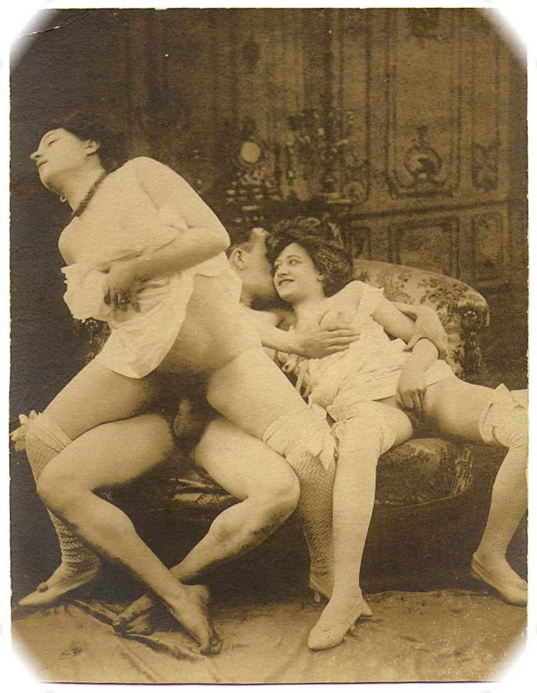 Белье, старое ретро фото. Две фрау в нижнем белье занимаются сексом с арийцем