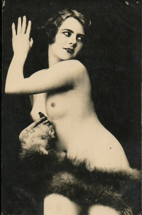 голая девушка с лисьим манто на коленях, старое фото голой мамы