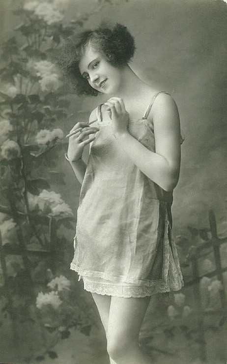 девушка в исподнем и с папироской в руке, старое фото голой мамы
