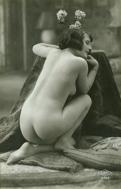 девушка с толстой попкой в неглиже сидит на корточках перед букетом роз, старое фото голой мамы