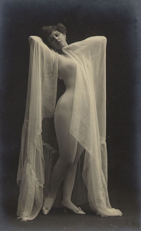 голая дама за 40 завернутая в прозрачную занавеску, старое фото голой мамы