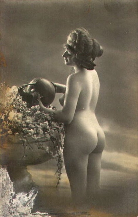 голая девушка с круглой попкой и римским носом поливает цветы, старое фото голой мамы