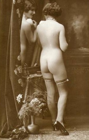 женщина голышом в одних чулках стоит у зеркала, старое фото голой мамы