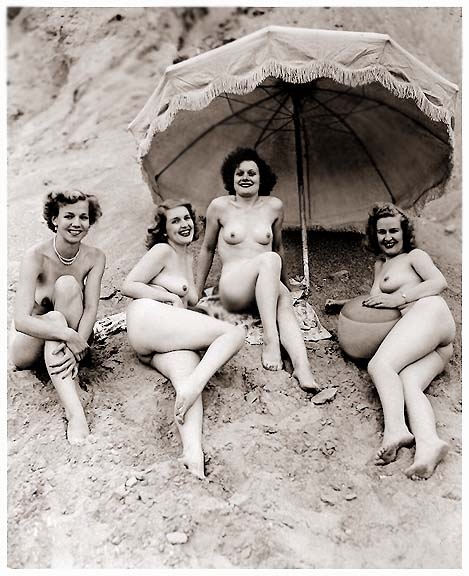 четыре голых тетки под зонтиком на пляже