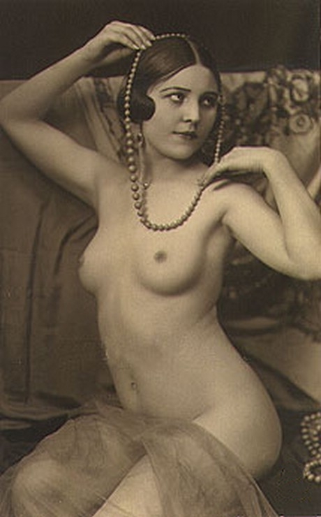 скромная девушка в одном жемчужном ожерелье на голом теле, старое фото голой мамы